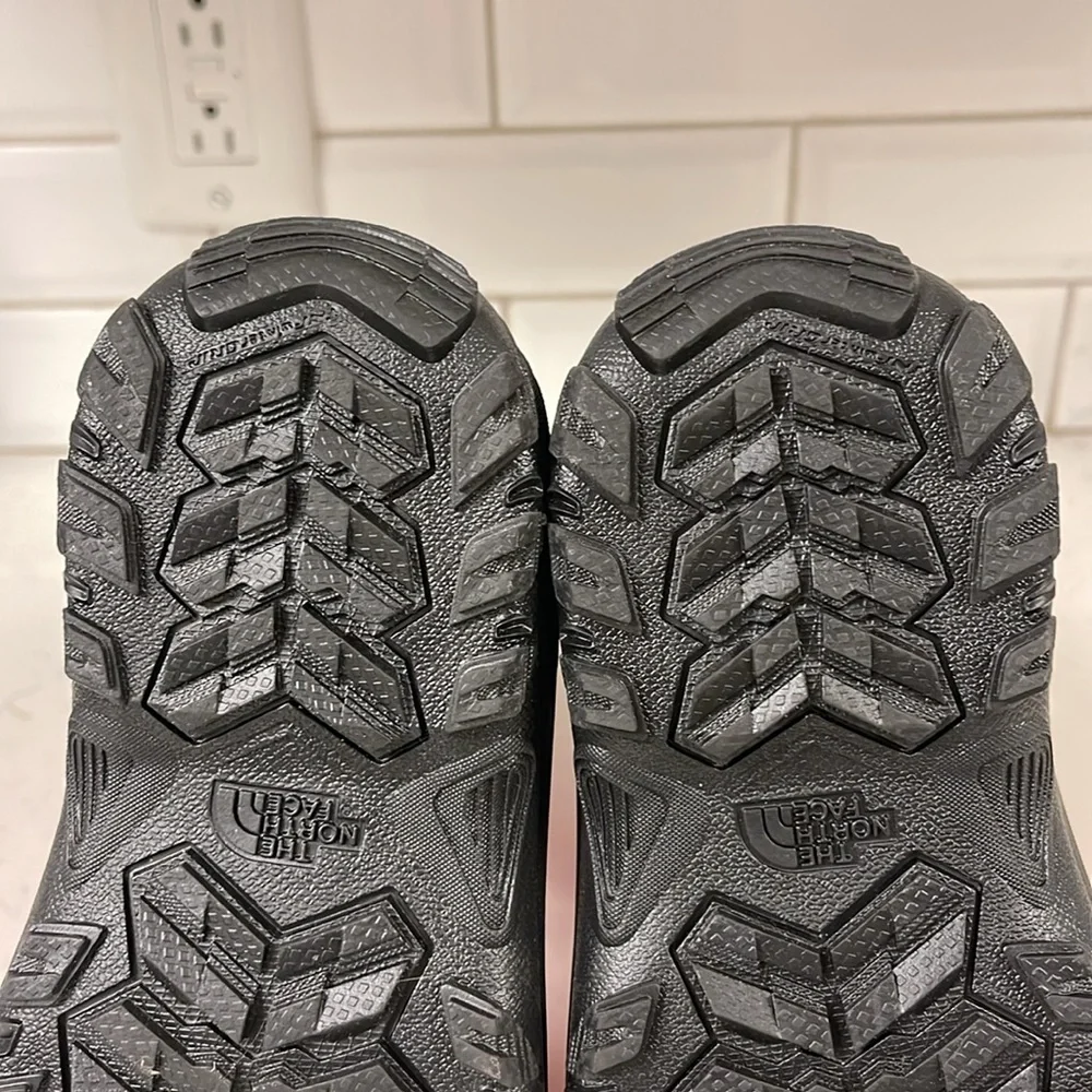 The North Face Alpenglow IV Boots - Youth Size 4 NWOT